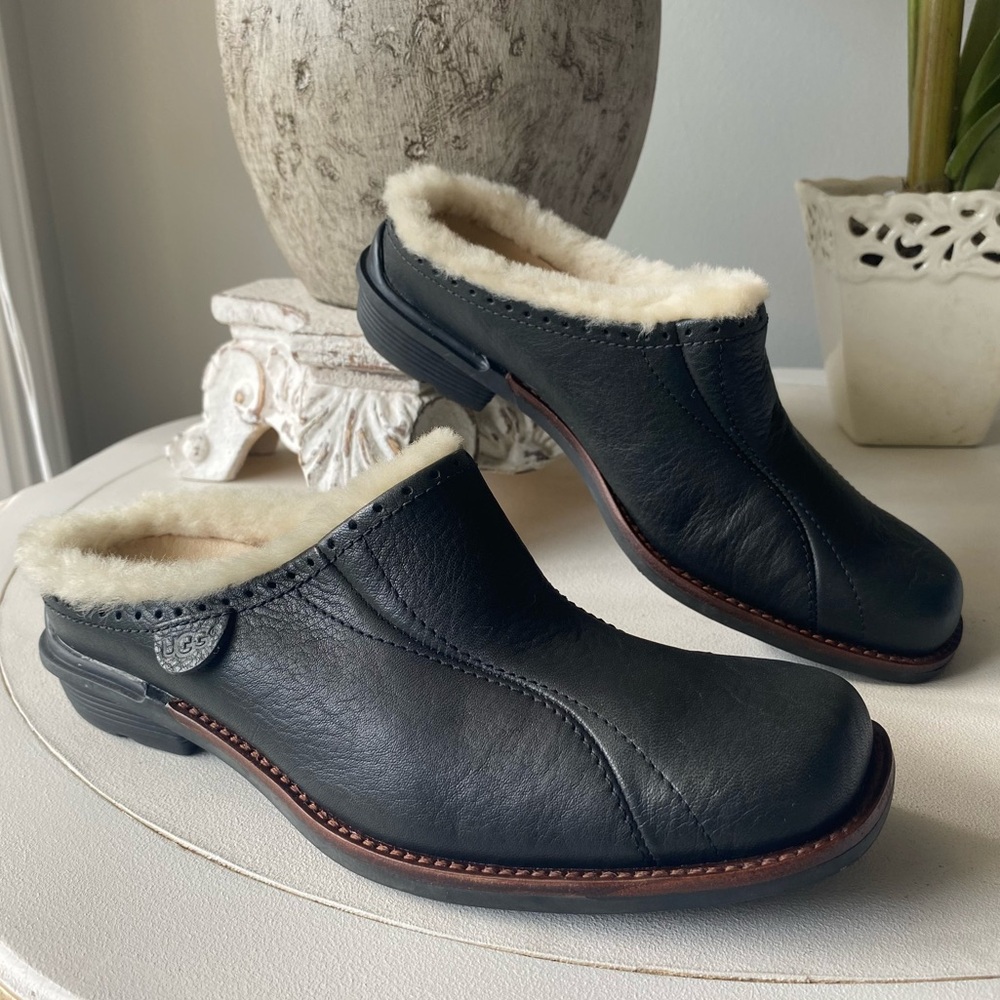 UGG Langford‎ Leather Fur Lined Mules Slippers Slip On Shoes Womens 6 Black